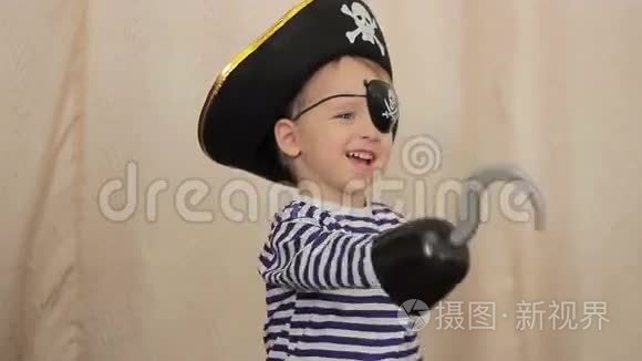 穿着海盗服装的小男孩视频