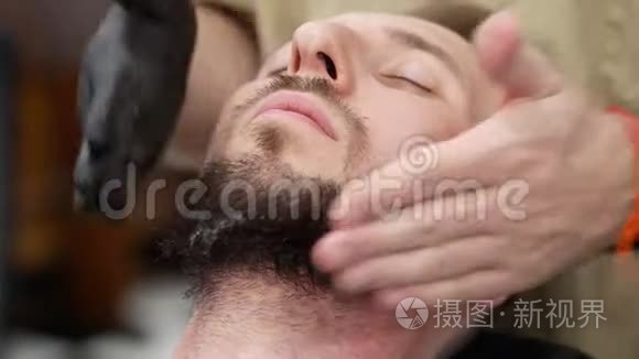 理发师在刮胡子前把胡子定型视频