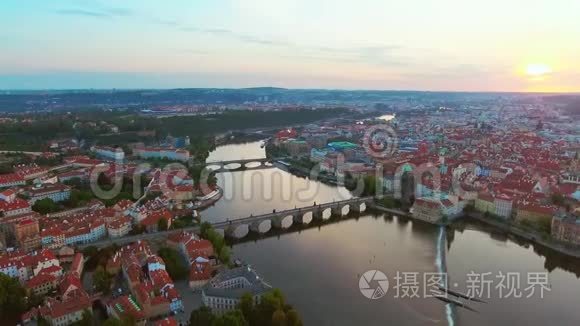 早上可鸟瞰布拉格市和维塔瓦河。
