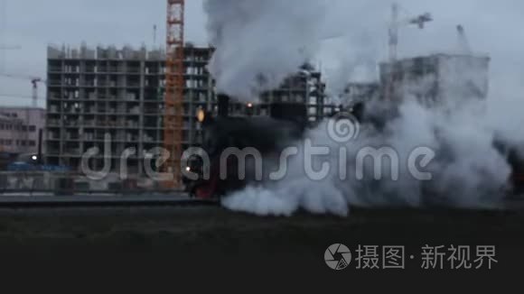 蒸汽火车在烟雾和蒸汽中通过视频