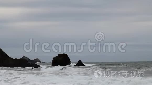 海浪冲击海岸边的岩石与上空视频