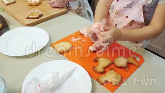 三个可爱的女孩用釉装饰饼干视频