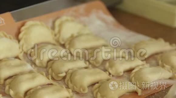 年轻女子用面团包上白奶酪做饺子4K特写