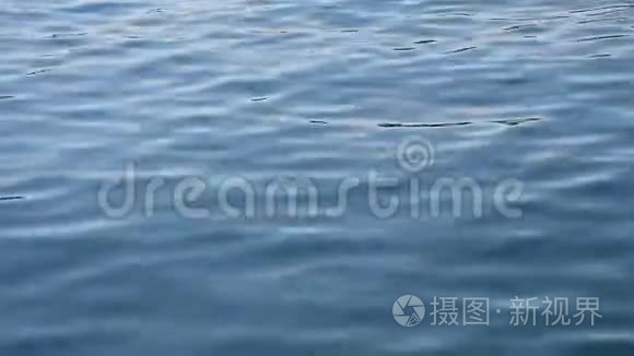 碧海涟漪在水面上肆虐视频