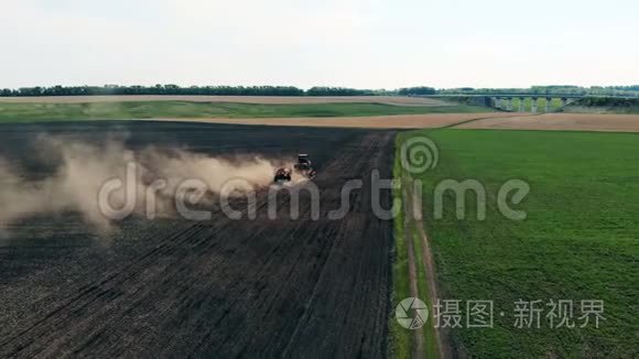 带着拖拉机播撒大片土地的广阔景色