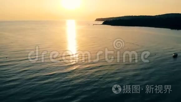 落日余晖中海湾的岩石视频