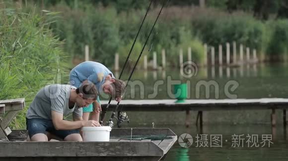 渔人在湖边钓鱼竿上钓鱼钩视频