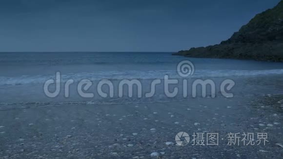 在黄昏沿着海滩海岸移动视频