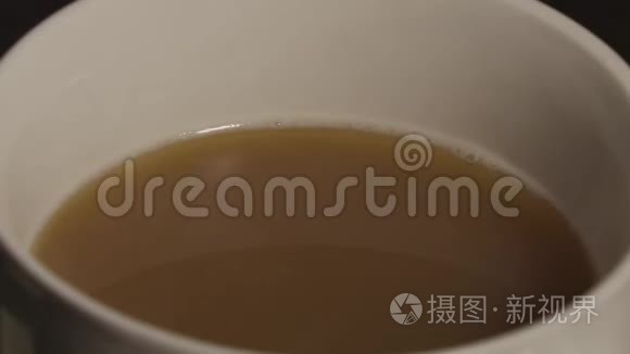 为糖尿病患者提供一杯热咖啡视频