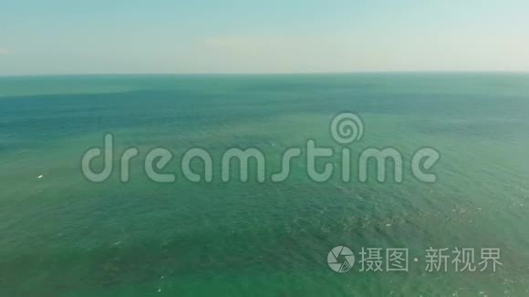 在海上飞行。 干净的海景。 空中飞弹飞过巴厘岛.. 4的空中无人机镜头。