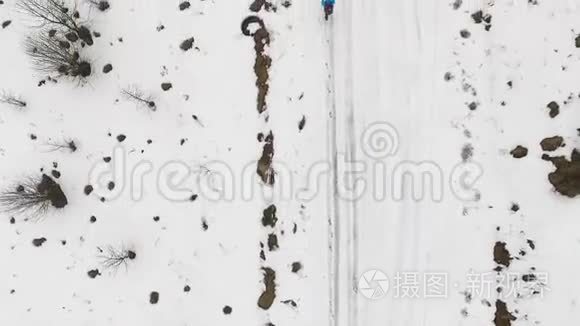 游客在雪地里散步视频