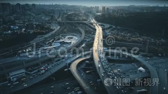 夜间城市交通道路景观鸟瞰图视频