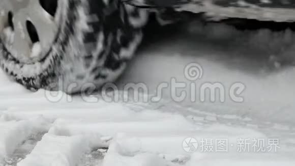 一辆车在大雪纷飞的冬天开视频