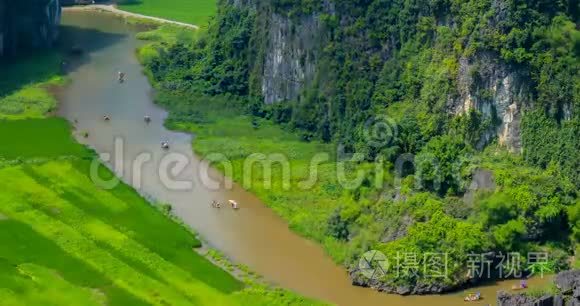 宁宾省穿过喀斯特山脉的河流视频
