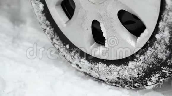 一辆车在大雪纷飞的冬天开视频