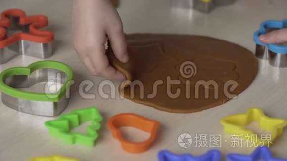 女孩用切饼机做圣诞姜饼饼干视频