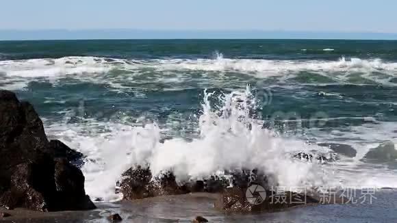 沙滩冲浪背景下的海浪冲击视频