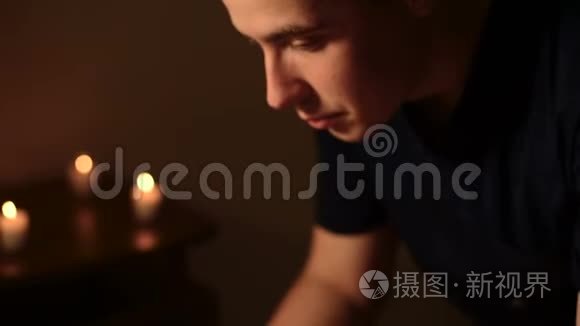 年轻的白种人男性专业按摩师做水疗按摩。 靠近脸部