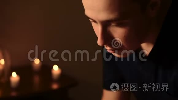 年轻的白种人男性专业按摩师做水疗按摩。 靠近脸部