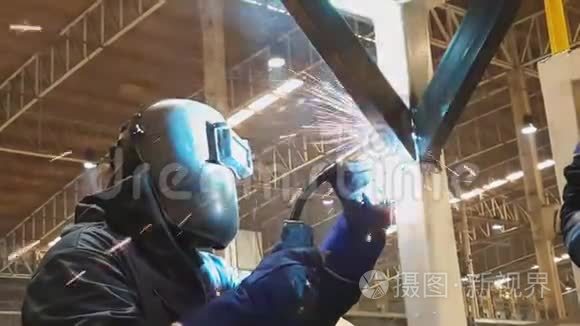 工人焊接钢结构