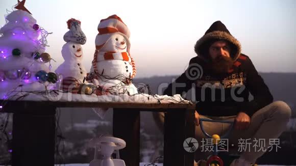 和雪人新年快乐。 雪人幸福的一对。 雪人庆典。 兴奋的人骑着三轮车在灰色的天空