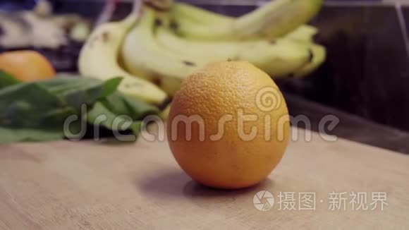 厨师把橘子切成两半视频