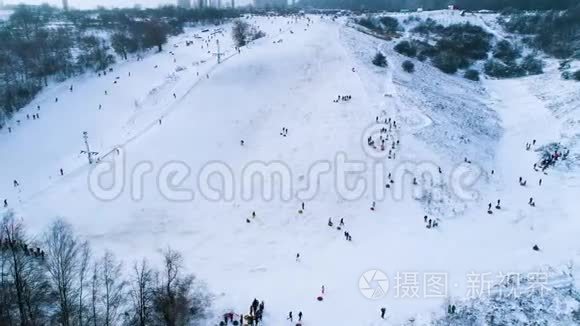 森林附近滑雪场的空中镜头视频
