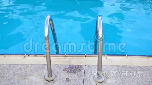 酒店游泳池的钢扶手和蓝色水纹视频