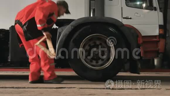 工人为卡车放置木制的下轮支架视频