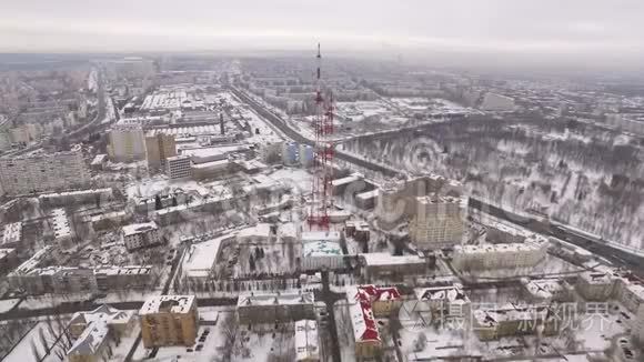 冬季白天，航空相机正接近电视塔