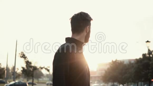 令人难以置信的电影镜头的人回头看. 后视慢动作. 太耀眼了.