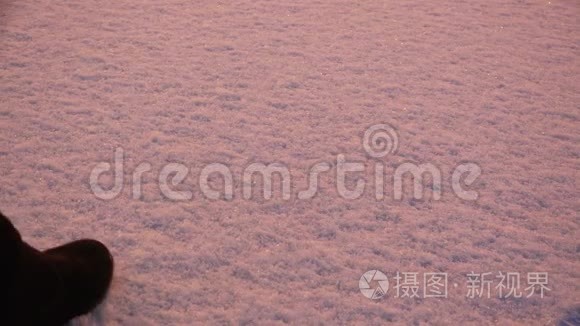 穿着冬靴在雪地里行走，留下痕迹的女孩