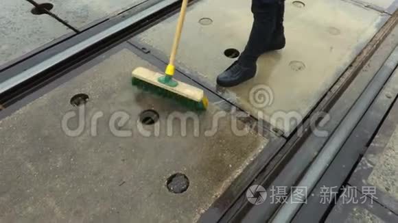 女铁路工人清洁刷铁道口俯视图视频