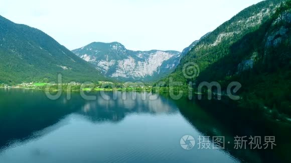 奥地利湖的空中景色和美丽的山景