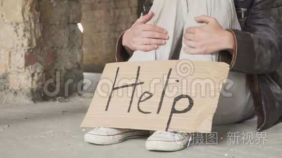 路人把比特币给无家可归的人视频