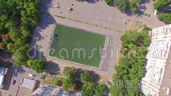 校园足球场的鸟瞰图视频