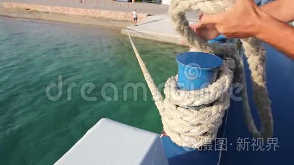 船卷用缠绳系在船坞上视频