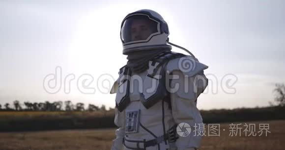 宇航员在火星上打开头盔视频