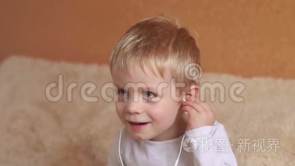 戴着耳机的小男孩的脸部特写视频