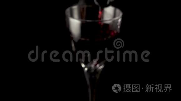 葡萄酒正从焦中倒入玻璃杯中视频