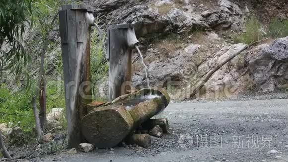 山泉水从水管里流出视频