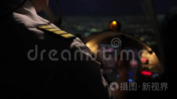 专业驾驶飞机，在特大城市上空夜间飞行