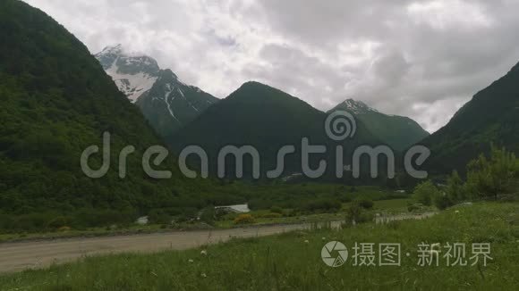 通往奥塞梯山脉的河流和道路