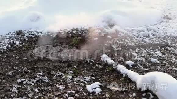 蒸汽是从卫生下水道覆盖在雪，事故。 前景。