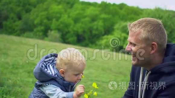 年轻快乐的父亲在公园和小儿子玩耍
