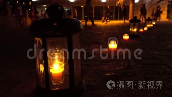 晚上旅游街上的浪漫蜡烛灯视频