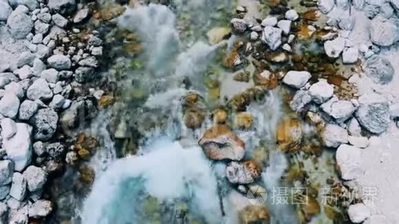 顶部的水流在底部沐浴岩石。