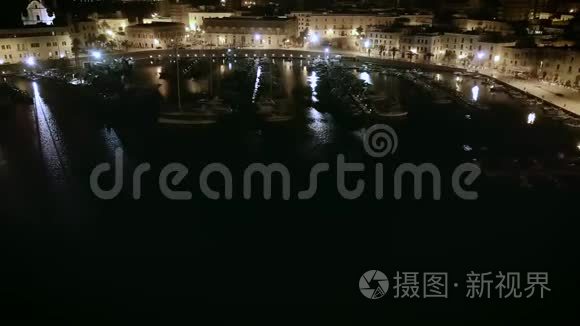 帆船港和沿海城镇4k俯仰夜空镜头