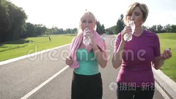 健身高级妇女慢跑后饮用视频