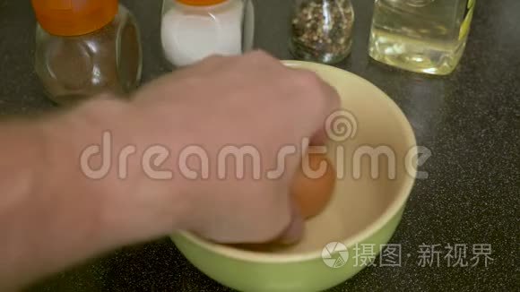 新鲜的有机鸡蛋被打碎成一个碗，用来做饭。